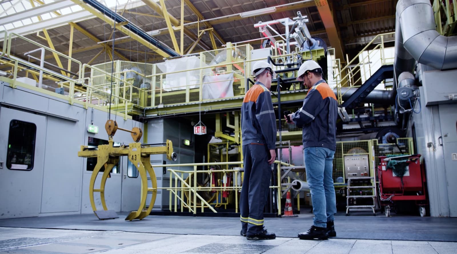 Mitarbeiter in Metallverarbeitungsanlage mit Workerbase Connected Worker Plattform