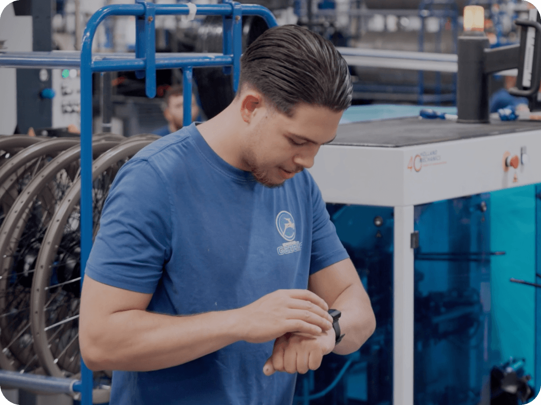 Smartwatch Zweck und Funktion -- am Handgelenk waehrend der Fabrikarbeit